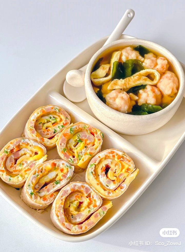 eatsimple_x's tweet image. Resep Simpel Korean Gyeran-mari (Egg Rolls) 🌮🍳🥕🍽️

Bahan :

• 3-4 butir telur
• 1/4 cangkir wortel, cincang halus
• 1/4 cangkir daun bawang, cincang halus
• 1/4 cangkir beef ham (opsional)
• 1/4 cangkir keju parut (opsional)
• 1/4 sendok teh garam
• Merica secukupnya
•…