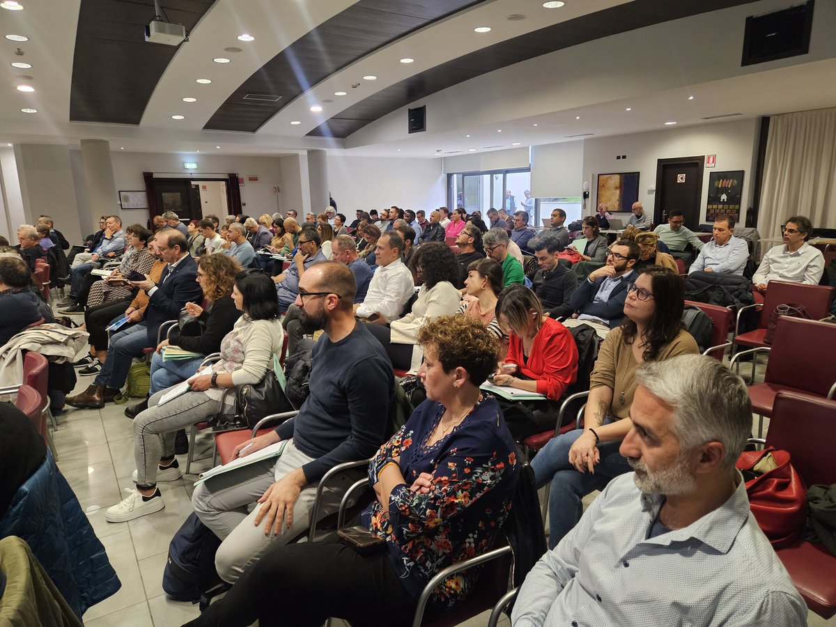 fai_cisl's tweet photo. Seminare Competenze 👩🏼🏫🧑🏻🏫
Seconda giornata formativa per oltre 150 dirigenti e operatori delle federazioni #FaiCisl del Nord Italia.
Primo panel di approfondimento della mattinata INAIL e #malattie #professionali e #infortuni sul lavoro, a cura del dipartimento nazionale @InasCisl
🗣📢 La #FaiCisl da tempo è impegnata nel garantire #salute e #sicurezza nei luoghi di lavoro, con #formazione, materiale divulgativo, questionari e possibilità di contatto diretto con l'app We-Fai, ed è importante acquisire sempre maggiori competenze per fornire un'assistenza puntuale ed efficace a lavoratori e lavoratrici.