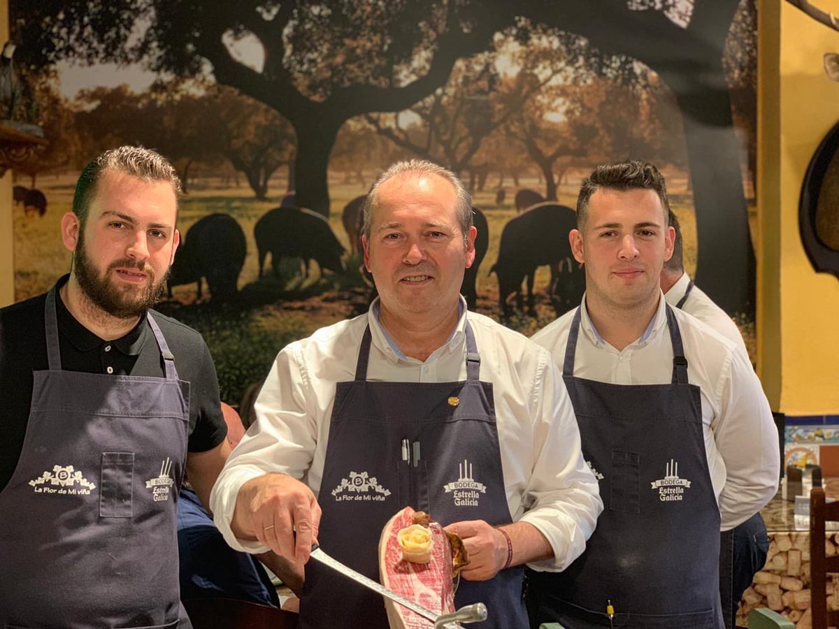 🌠🐫 Manuel Lobo, Carmelo Travado y Francisco Pozo encarnarán a Melchor, Baltasar y al Heraldo en la Cabalgata de #Triana.

🤴🏽 Gaspar volverá a ser elegido a través de sorteo.

La coronación se realizará en <a href="/SantaAnaTriana/">Real Parroquia de Señora Santa Ana</a> 👑 el 3 de enero, y la cabalgata será el día 6.
