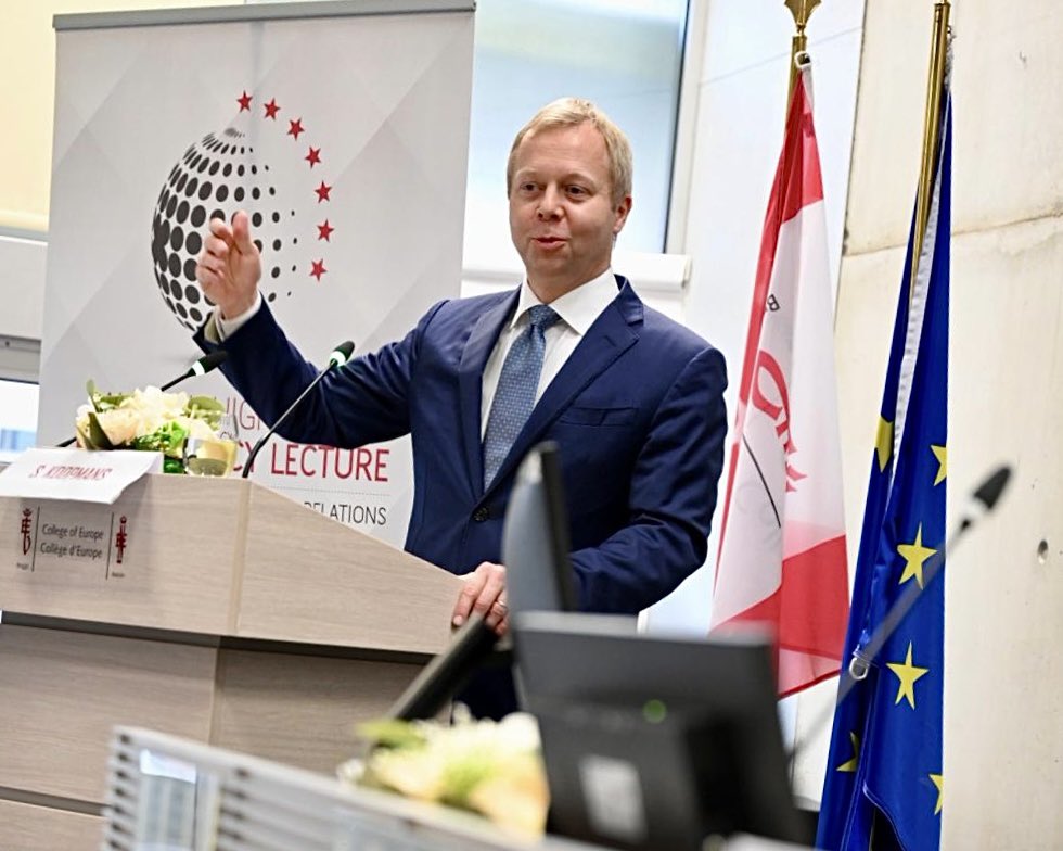 collegeofeurope's tweet photo. 🕊️Yesterday we had the pleasure of welcoming @EUSR_Koopmans, 🇪🇺 Special Representative for the Middle East Peace Process, at our Bruges campus!

🎤He shared insights on the Israeli-Palestinian conflict and the EU’s role in fostering peace – leaving us all with much to reflect on! https://t.co/nWUyGXIPqL