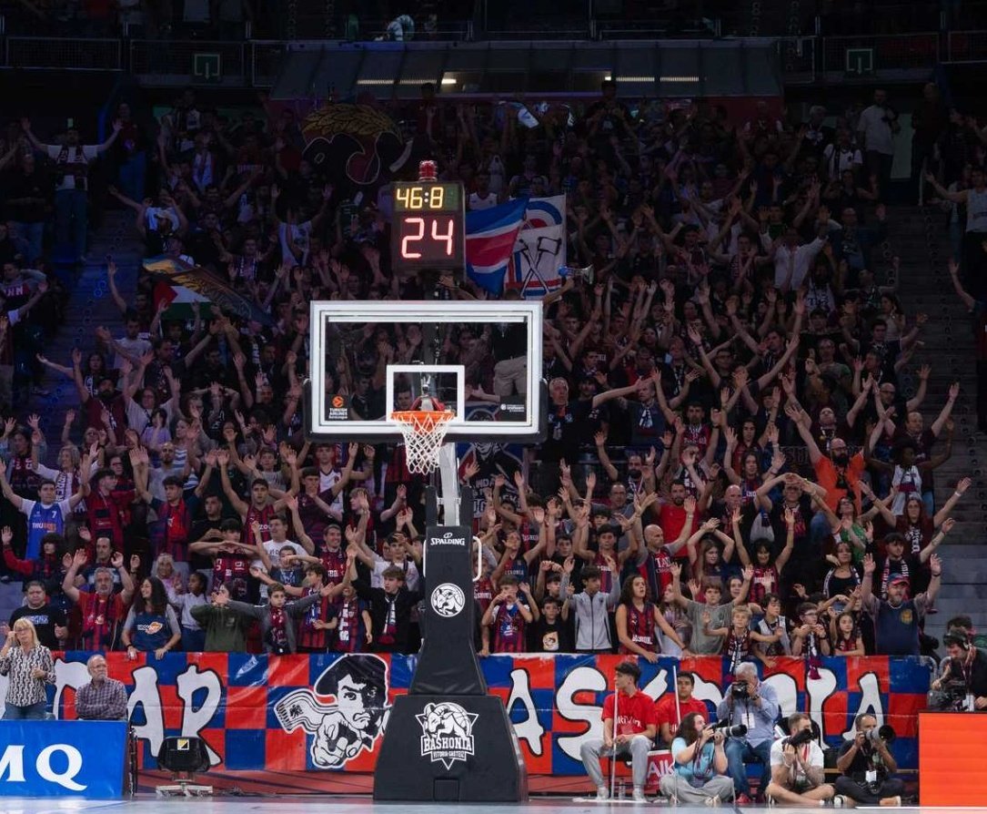 indarbaskonia86's tweet photo. [BASKONIA-REAL MADRID]
Pasan los años y el Barça es una mierda, el Madrid es otra mierda...Baskonia campeón! https://t.co/JzQ5Oc7ljK