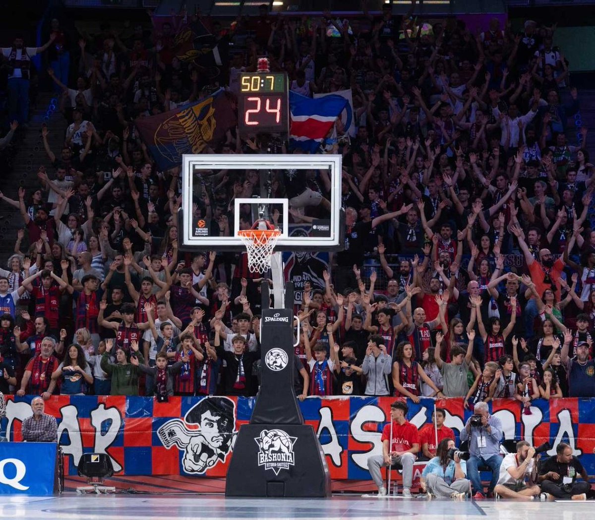 indarbaskonia86's tweet photo. [BASKONIA-REAL MADRID]
Pasan los años y el Barça es una mierda, el Madrid es otra mierda...Baskonia campeón! https://t.co/JzQ5Oc7ljK