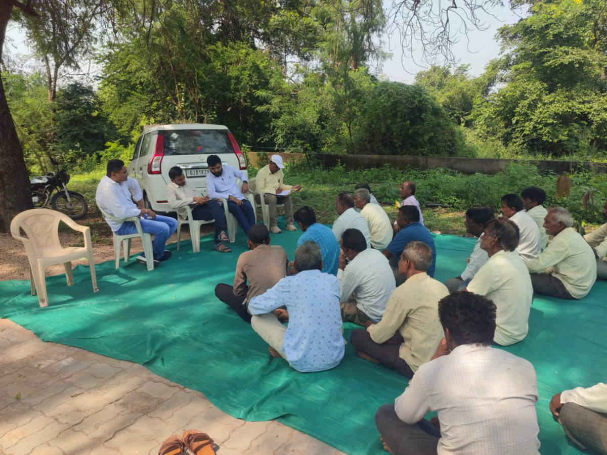 બોડેલી તાલુકાના પાણેજ ગામે  વારસાઈ ઝુંબેશ અંતર્ગત  મૈયત ખાતેદારોની વારસાઈ  ,હયાતી માં હક દાખલ કરવા બાબતની અરજી કરવામાં આવી તેમજ મરણ થઇ ગયેલ હોઈ પરંતુ  મરણ નોંધણી બાકી હોઈ તેવા ખાતેદારોની અરજી કરવા બાબતની સમજ આપી.<a href="/CMOGuj/">CMO Gujarat</a> <a href="/revenuegujarat/">Revenue Dep. Gujarat</a>