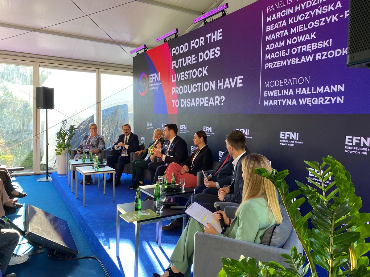 MRiRW_GOV_PL's tweet photo. 🌍 Podczas tegorocznego Europejskiego Forum Nowych Idei (@EFNI_Poland ) w Sopocie, wiceminister @AdamNowak_PL uczestniczył w debacie pt. „Żywność dla przyszłości: Czy produkcja zwierzęca musi zniknąć?” 🐄🌱
Wydarzenie zgromadziło ekspertów z różnych dziedzin, by wspólnie dyskutować o wyzwaniach i perspektywach związanych z przyszłością globalnej produkcji żywności. 🍽️🌾
Wiceminister Nowak podkreślił, że produkcja zwierzęca jest kluczowym elementem gospodarki rolnej, ale wymaga przemyślanych reform, aby sprostać rosnącym oczekiwaniom w zakresie ochrony środowiska i zdrowia publicznego. 🌿💡
💬Wybór produktów zostawmy konsumentom” – powiedział, jednocześnie podkreślając, że różnorodność i wolność wyboru są fundamentami nowoczesnej gospodarki żywnościowej. 🌎⚖️