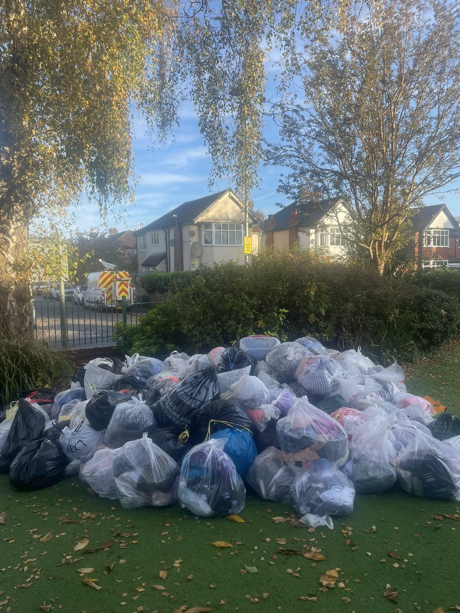 BrooklandsPta's tweet photo. Thank you everyone for the Bag2School donations this morning 🥰 https://t.co/wDVwvs78pR