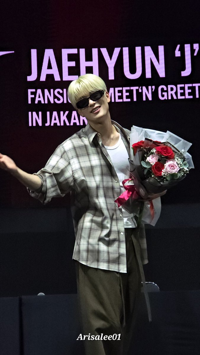 hourlyjaeh's tweet photo. jaehyun is so cool 😎💐 https://t.co/TdIwej6rE3