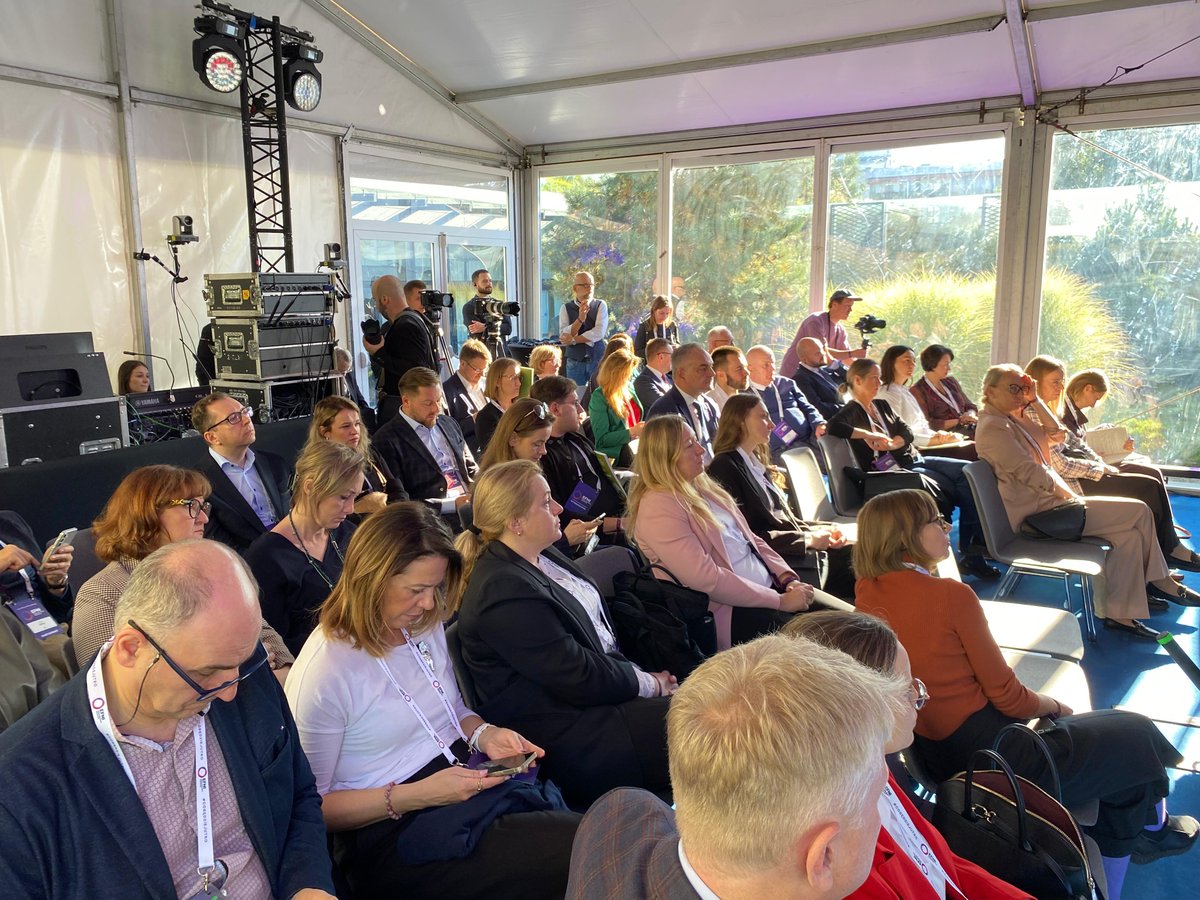 MRiRW_GOV_PL's tweet photo. 🌍 Podczas tegorocznego Europejskiego Forum Nowych Idei (@EFNI_Poland ) w Sopocie, wiceminister @AdamNowak_PL uczestniczył w debacie pt. „Żywność dla przyszłości: Czy produkcja zwierzęca musi zniknąć?” 🐄🌱
Wydarzenie zgromadziło ekspertów z różnych dziedzin, by wspólnie dyskutować o wyzwaniach i perspektywach związanych z przyszłością globalnej produkcji żywności. 🍽️🌾
Wiceminister Nowak podkreślił, że produkcja zwierzęca jest kluczowym elementem gospodarki rolnej, ale wymaga przemyślanych reform, aby sprostać rosnącym oczekiwaniom w zakresie ochrony środowiska i zdrowia publicznego. 🌿💡
💬Wybór produktów zostawmy konsumentom” – powiedział, jednocześnie podkreślając, że różnorodność i wolność wyboru są fundamentami nowoczesnej gospodarki żywnościowej. 🌎⚖️