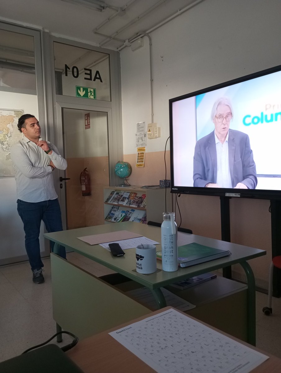 insmontsia's tweet photo. L'amor és poder comunicar-se i avui a classe de Turisme ho hem fet amb llengua de signes #lsc  #guillemcarlesprieto #coda @SordPress #hoteleriaiturisme #giat #gat @SilviaLabernia https://t.co/qlYYjvNvNB