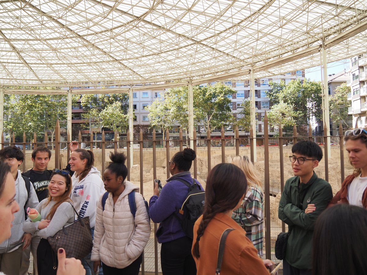 Algunos alumnos de los Cursos de #ELE (B2, C1) visitando y conociendo los diferentes lugares turísticos de #Zaragoza 📸

👉 Paraninfo, Iglesia de Santa Engracia, Teatro Romano, La Seo, la Basílica de Nuestra Señora del Pilar...