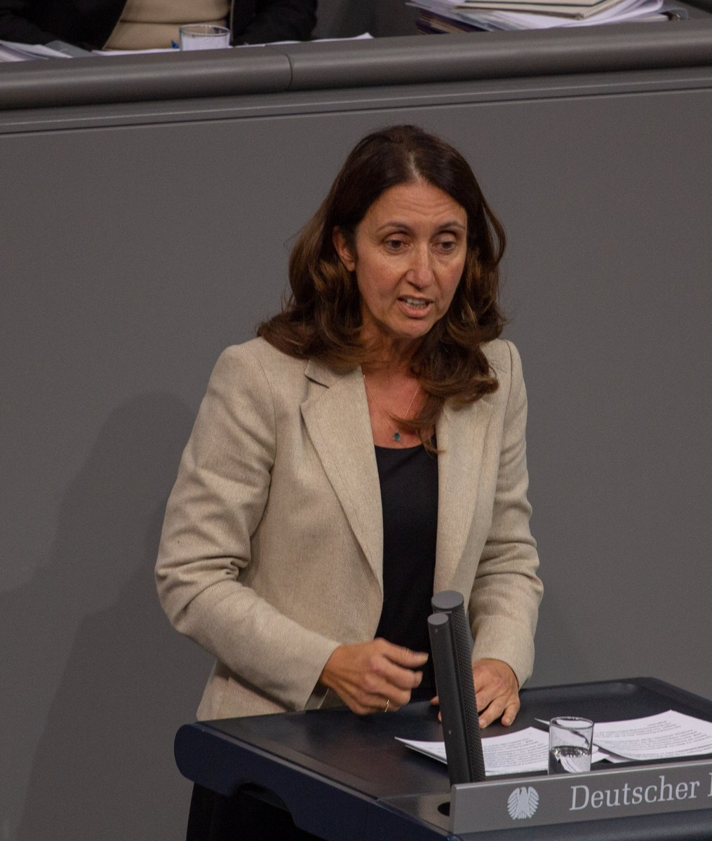 AtticusJazz's tweet image. Die beiden Brüder von Aydan @oezoguz sind bekannte Islamisten und sie ist bisher selbst mehrfach israelfeindlich wenn nicht gar antisemitisch aufgefallen.

Was hat sich die @spdbt dabei gedacht, dieser Person eine derartige Karriere zu ermöglichen?

Ist Islamismus und…