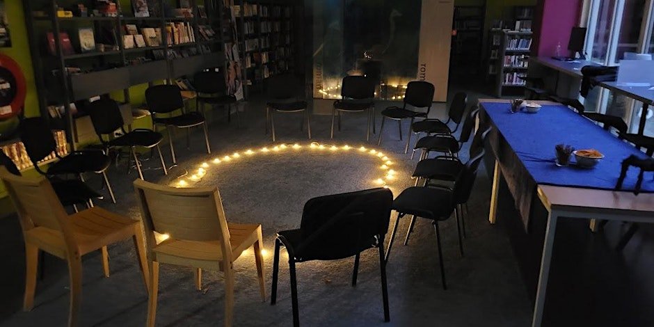 Doe mee met het Weerwolvenspel in Bibliotheek #Heiloo, zaterdagavond 1 nov! Buiten is het donker... In de bieb is het donker... Vanavond spelen we het spel: de weerwolven van Wakkerdam! Durf jij mee te spelen? 
Aanmelden via tinyurl.com/y3fsvu4k