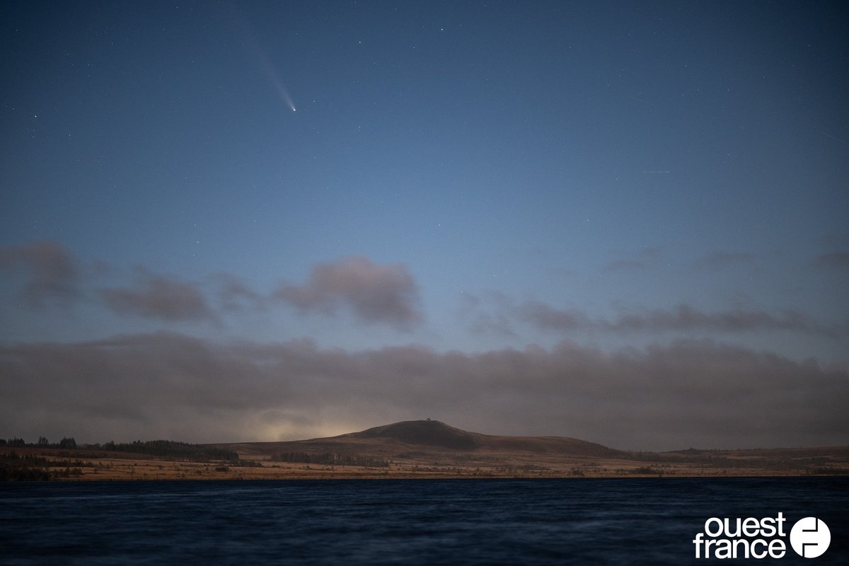 ☄️17.10.2024 - Près d'une semaine après son apparition dans le ciel de l'hémisphère nord, la comète Tsuchinshan-Atlas est enfin apparue au dessus du Finistère, grâce à une météo un peu plus clémente. 📸 Au dessus du Mont Saint-Michel de Brasparts, pour <a href="/OuestFrance29/">Ouest-France 29</a> <a href="/OuestFrance/">Ouest-France</a>
