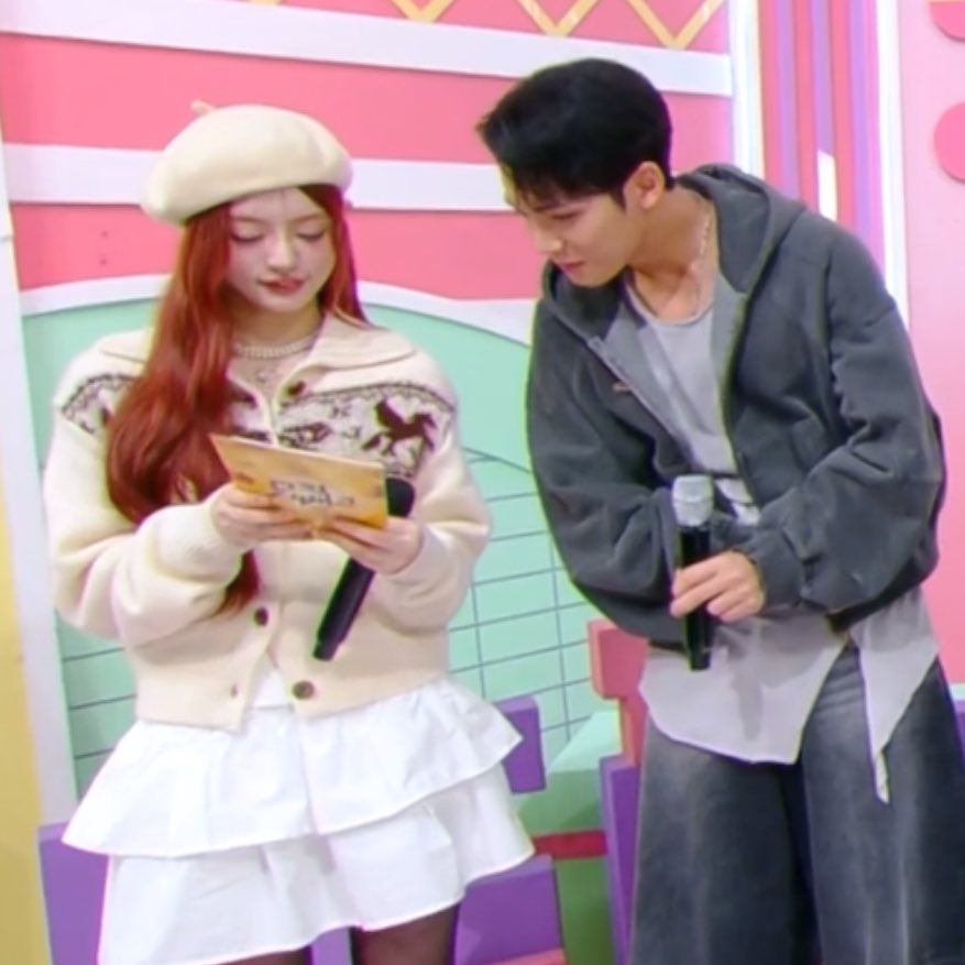 BO0S2_'s tweet photo. 뿌뀨 자꾸 대본 훔쳐봐요 https://t.co/zsGsuEMhO4