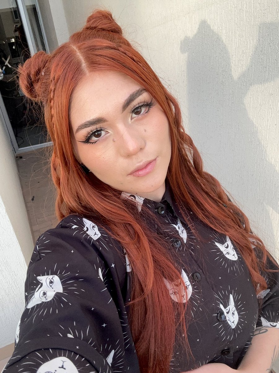 Lucylaught's tweet photo. Encontré estas flores que hacían juego con mi maquillaje de hoy . https://t.co/pPqTLnq8xJ