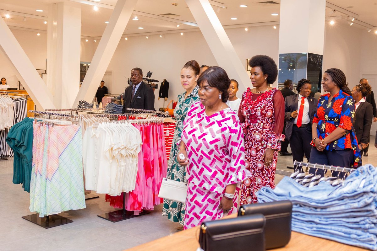 OPDD_Burundi's tweet photo. En marge de sa visite en Guinée Équatoriale, SE @Burundi1stLady a pris part à l'inauguration du centre commercial de #Sipopo, ce jeudi 17 octobre 2024. Cet événement a permis de découvrir une large gamme de produits proposés. https://t.co/xNsX15xIRG