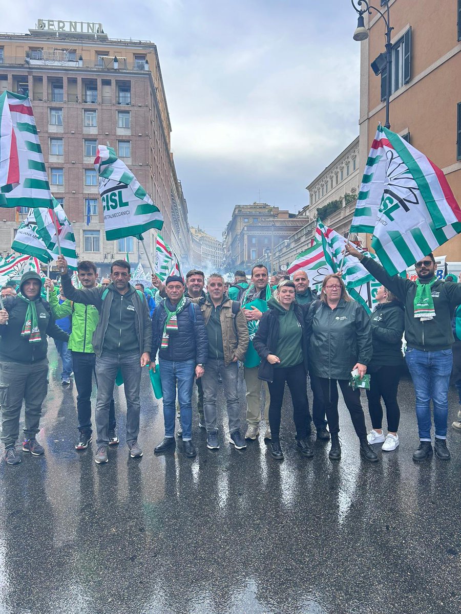 cislareametrobo's tweet photo. #CambiamoMarcia: acceleriamo verso un futuro più giusto del settore automotive, lo slogan della manifestazione di Roma in occasione dello sciopero automotive #fimfiomuilm. Anche la Cisl Area metrop. bol. presente, insieme a Fim, con il segr.@MazziniMarino https://t.co/Co3rFYIuPT