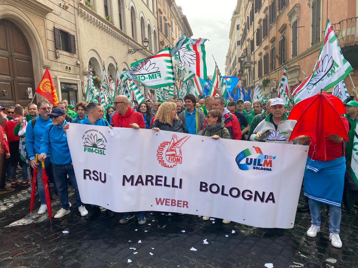 cislareametrobo's tweet photo. #CambiamoMarcia: acceleriamo verso un futuro più giusto del settore automotive, lo slogan della manifestazione di Roma in occasione dello sciopero automotive #fimfiomuilm. Anche la Cisl Area metrop. bol. presente, insieme a Fim, con il segr.@MazziniMarino https://t.co/Co3rFYIuPT