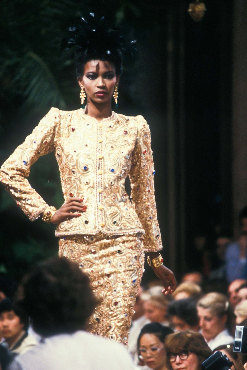 Diana Ross fotografiada por Richard Avedon para el número de diciembre de 1981 de Vogue US con un conjunto de la colección Fall 1981 Couture de Yves Saint Laurent.