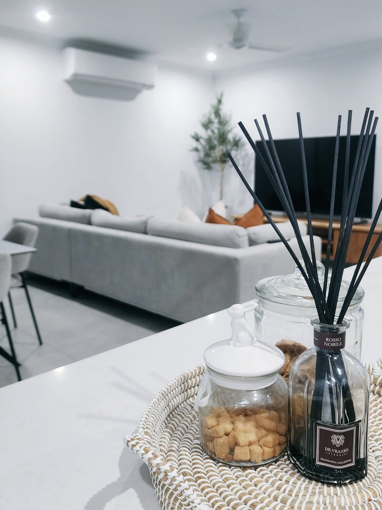 EnjoymentMamaa's tweet image. Decompressing after a busy Friday.
The loudest thing in this room is the scent from my Dr Vranjes reed diffuser.
#PeaceAndQuiet