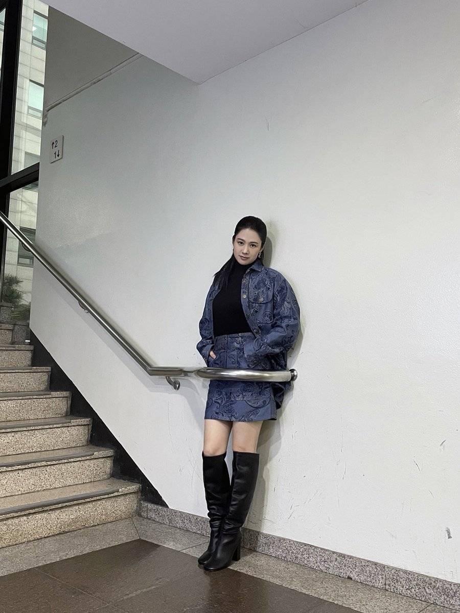 [📸] #데일리엔캠 

🚨속보🚨
김현주, KBS(계단)를(을) 접수하다📸
-----------------------------

사랑스러움과 강렬함으로
모두를 사로잡고있는 배우 김현주가
더 시즌즈에 등장한다는 소식입니다.🎤
또한 유명 포토 스팟인 KBS 계단에서의 사진을 공개해 화제인데요,
와엔캠 기자입니다. 🤓

오늘