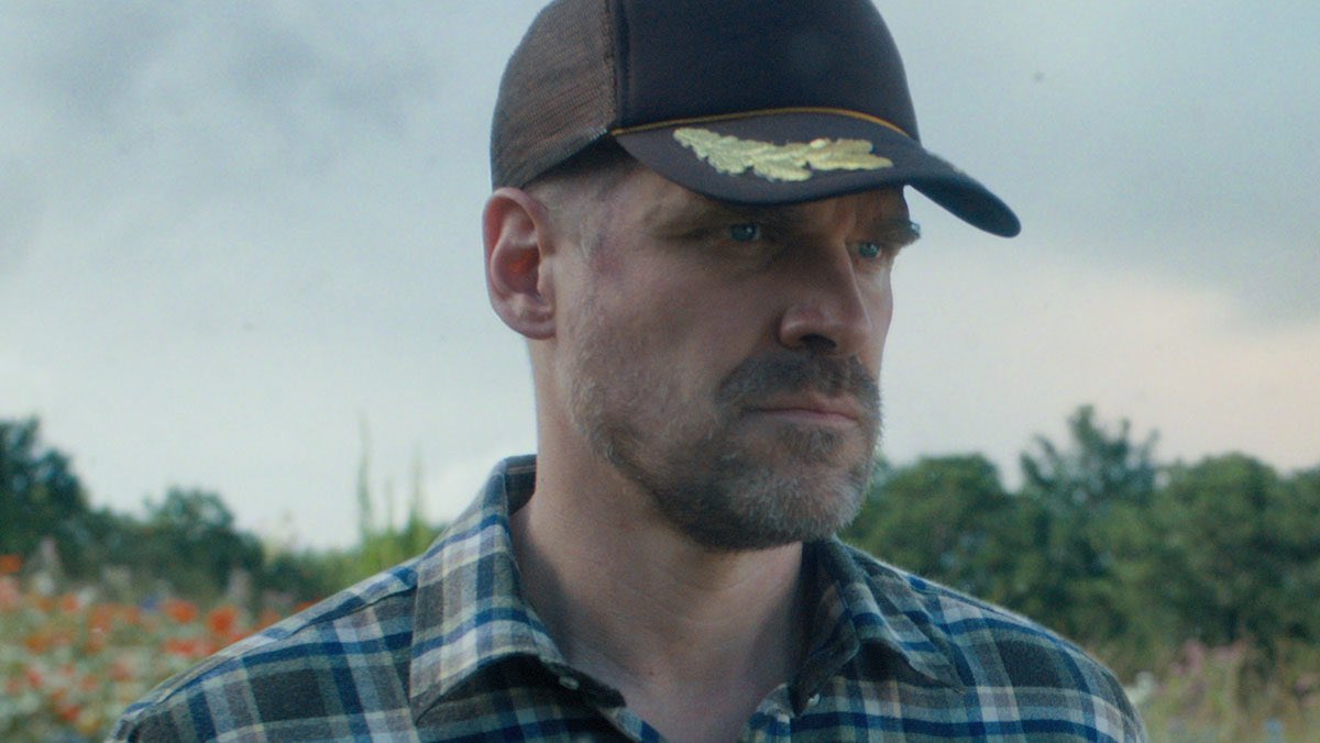 David Harbour teases the final episode of #StrangerThings5 as “the best episode they’ve ever done.”

“If you think you’ve seen emotional moments before, just wait. The last 20 minutes had the whole cast in tears—Noah Schnapp especially. He was uncontrollably crying.

From what