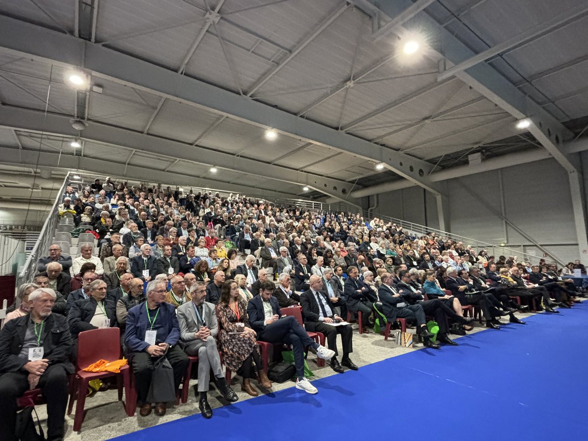 AMF_46's tweet image. 🇫🇷 Congrès des maires et élus du Lot, aujourd’hui, au parc des Expositions du ➡️Grand Cahors. 
Près de 750 personnes présentes pour dire ensemble « Les communes… heureusement ! », les maires et les élus locaux… heureusement !
@l_amf #lescommunesheureusement