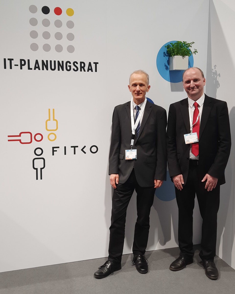 Tschüss 👋 #SCCON 2024. 

Wir freuen uns, dass die #GDI_DE auch in diesem Jahr am Stand von IT-Planungsrat und @FITKOfoederal präsent sein konnte. 

Dr. Eckart Brauer und Dr. Falk Würriehausen haben bei ihrer Sprechstunde spannende Gespräche rund öffentliche #Geodaten geführt.
