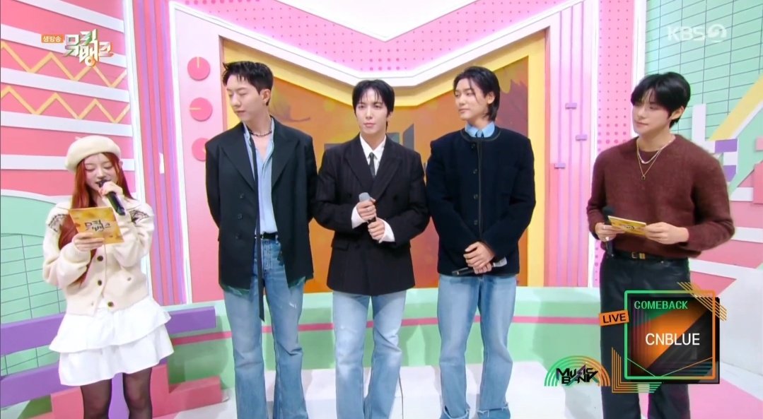 bluejoyjyh's tweet photo. I am so used to just looking at 3 of them and forgotten how big they are 😂. 
#CNBLUE_IS_BACK
#CNBLUE #씨엔블루 #10TH_MINI_ALBUM #X #엑스
#정용화 #JUNGYONGHWA  #KANGMINHYUK
#LEEJUNGSHIN #그리운건_그대일까_그때일까 #A_Sleepless_Night https://t.co/92Jf89TGEb