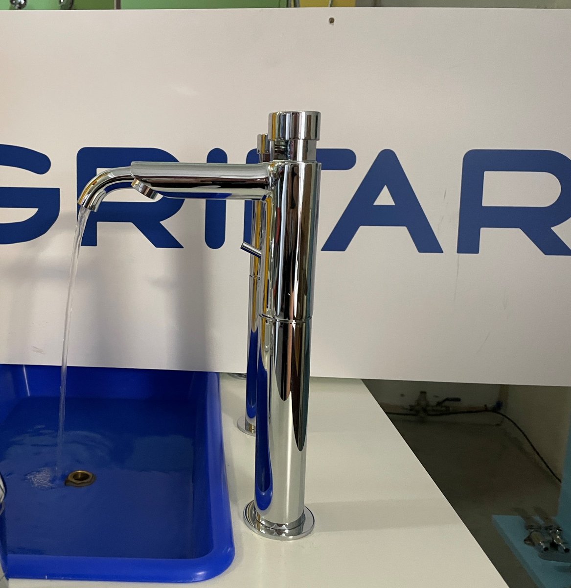 GRIFARU's tweet photo. "Llegamos donde otros no llegan" 👏👏👏.                Grifos altos temporizados de lavabo para encimera, con caño largo. LV33. 5 De 1 agua y LV34. 5 mezcladores.                                   #somosgrifaru https://t.co/T31TtND2ks