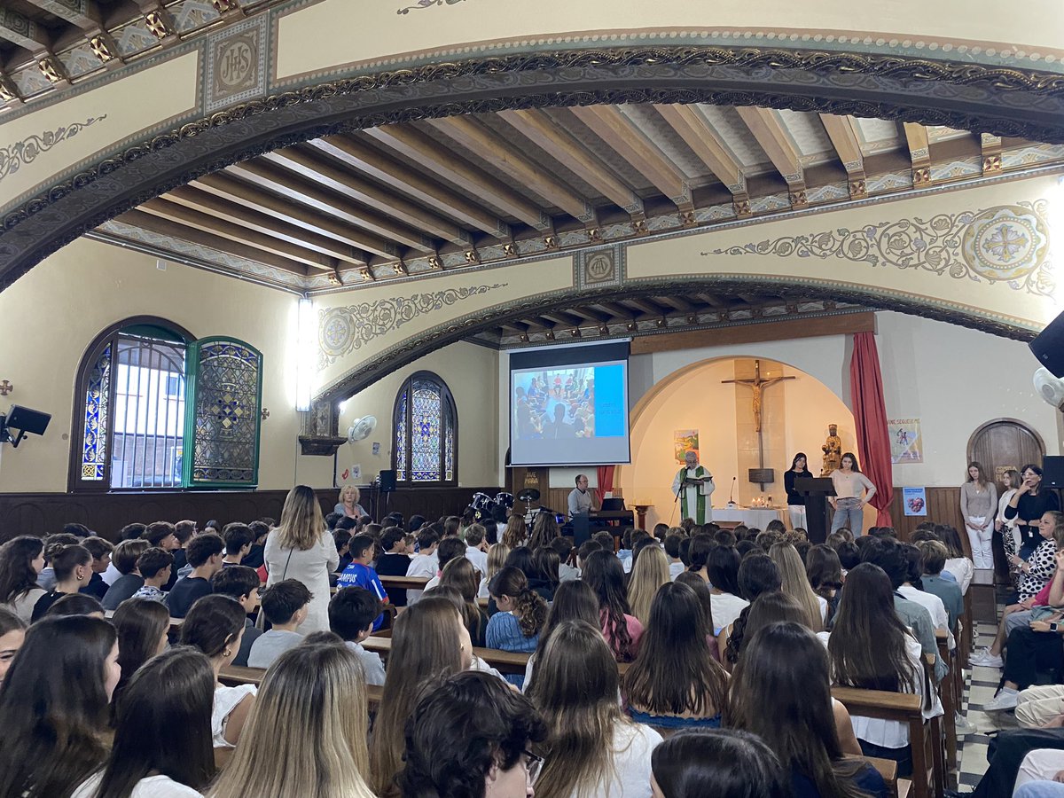 afraga71's tweet photo. Comencem les nostres eucaristies setmanals amb la capella plena!❤️Avui alumnes de 2nbatx  ens expliquen i fem pregària de tot el viscut a l’experiència de Fontera Sud, tant a Ceuta com els que ho han viscut a la nostra ciutat. @JEStgervasi @JesuitesEdu https://t.co/3DfrwNk9Vd