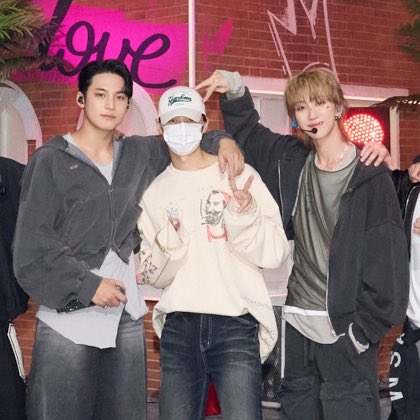 minghao giving jun a cat ear……………….ohnoo