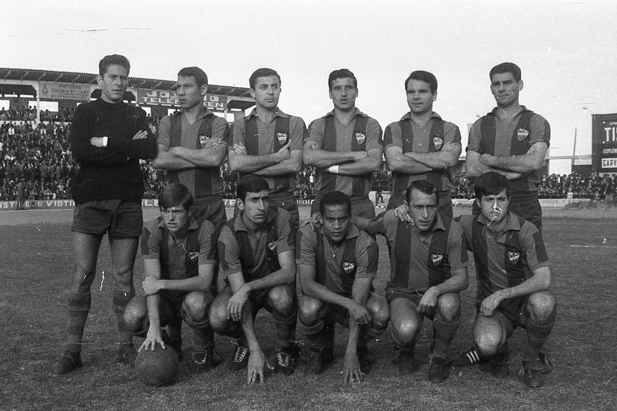 El 30/10/1966 en 2ª división, <a href="/CDCastellon/">CD Castellón</a> <a href="/LevanteUD/">Levante UD</a> (2-0) con goles de Echave y Folch. Gracias a la familia de Juan Bautista Borrás por las fotos de los onces iniciales. <a href="/EmilioNadal/">Emilio Nadal</a> <a href="/FelipBens/">Felip Bens</a> <a href="/LUDhistoria/">LUDhistoria</a>