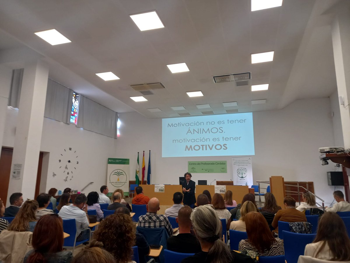 En la segunda JORNADA REGIONAL PARA EQUIPOS DIRECTIVOS DE CPR ahora disfrutamos de la sesión de Ramón Barrera para visibilizar la escuela rural.  <a href="/EducaAnd/">Consejería Desarrollo Educativo y FP</a>