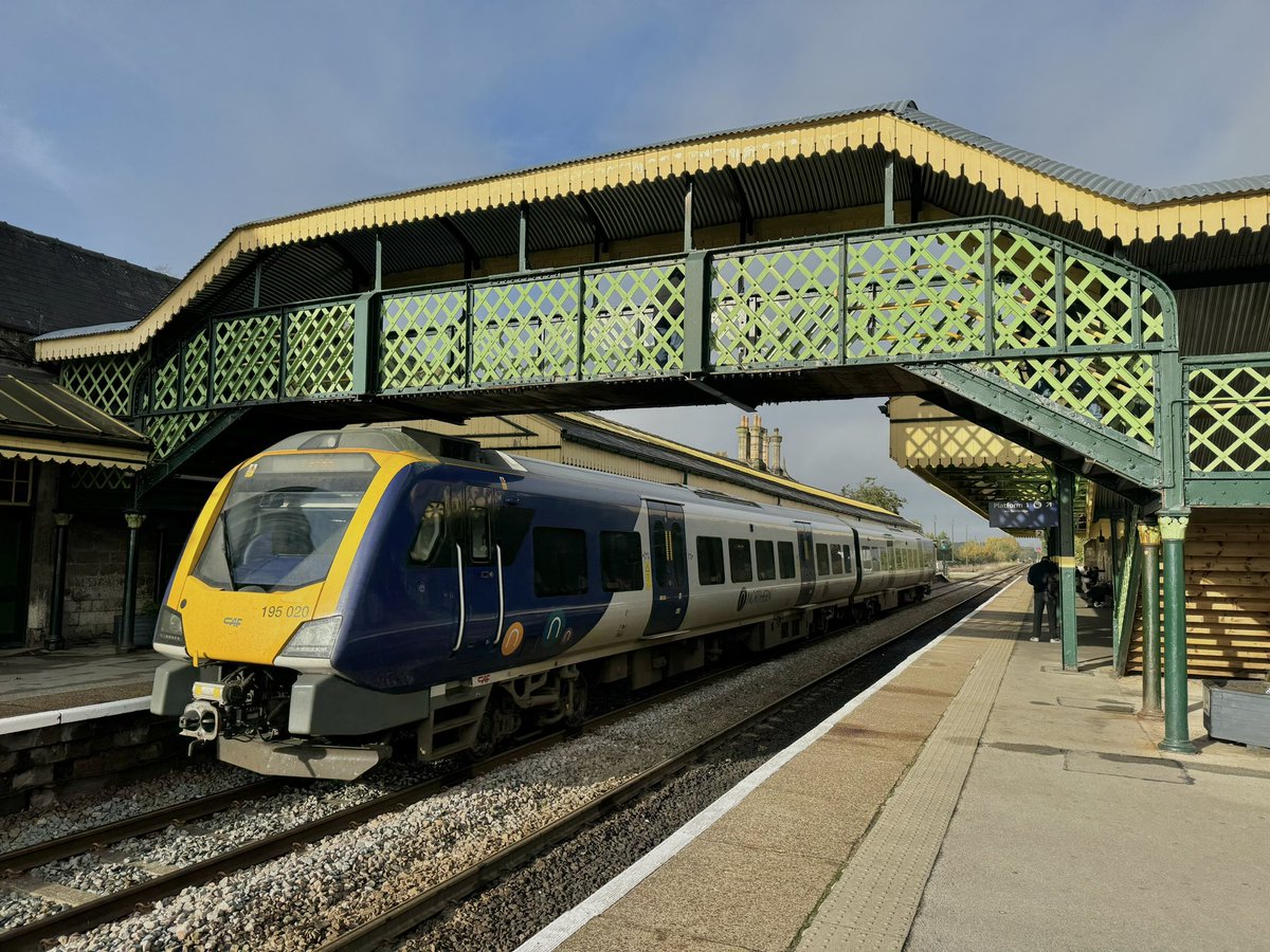 kingy69beard's tweet photo. #FootbridgeFriday 195020 calls at Worksop with the 1L48 Lincoln to Leeds service https://t.co/8caOCas720