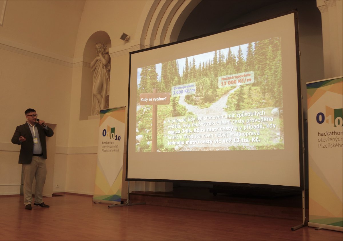 NKU_CZ's tweet photo. Hackathonový maraton podstoupili kolegové @SmetanaMartin a duchovní otec našeho Hackathonu veřejné správy @jaroslavbroza.
Včera zasedli v porotě studentského hackathonu Královéhradeckého kraje, dnes Plzeňského. 
A nechybí ani přednáška o naší práci. https://t.co/mZGcR00dy0
