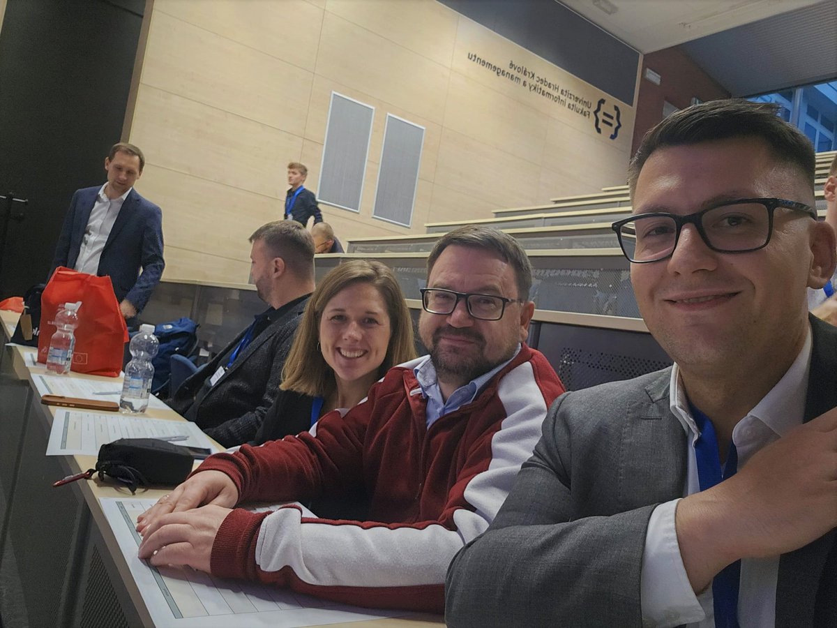 NKU_CZ's tweet photo. Hackathonový maraton podstoupili kolegové @SmetanaMartin a duchovní otec našeho Hackathonu veřejné správy @jaroslavbroza.
Včera zasedli v porotě studentského hackathonu Královéhradeckého kraje, dnes Plzeňského. 
A nechybí ani přednáška o naší práci. https://t.co/mZGcR00dy0