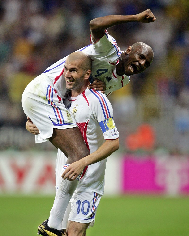 LMDFoot_'s tweet photo. Patrick Vieira : "La France avait une génération dorée en 1998 mais Zidane était une bénédiction spéciale. Comme tous les joueurs, je voulais travailler dur pour lui. C'est un gagnant. Mais c'était le fait qu'il soit si humble, si simple, si bienveillant envers tout le monde autour de lui qui donnaient envie aux autres de se sacrifier pour lui.

À notre camp de base à Clairefontaine il avait une certaine habitude. Après diner il restait toujours derrière et s'asseyait au bar avec un café, disponible pour parler avec n'importe quel joueur. Ce n'est pas un gars bavard mais il parlait toujours avec tout le monde, des petites conversations, des marques de respect. Si tu donnes aux gens, les gens te le rendent. Il a bien compris cela et, pour être honnête, on aurait pu mourir pour lui.

L'humilité est la raison pour laquelle Zidane est si grand. J'ai découvert qu'en général, les vrais grands joueurs n'ont pas de problème avec leurs égos. C'est toujours les petits joueurs qui ont de grands égos" ❤🙌