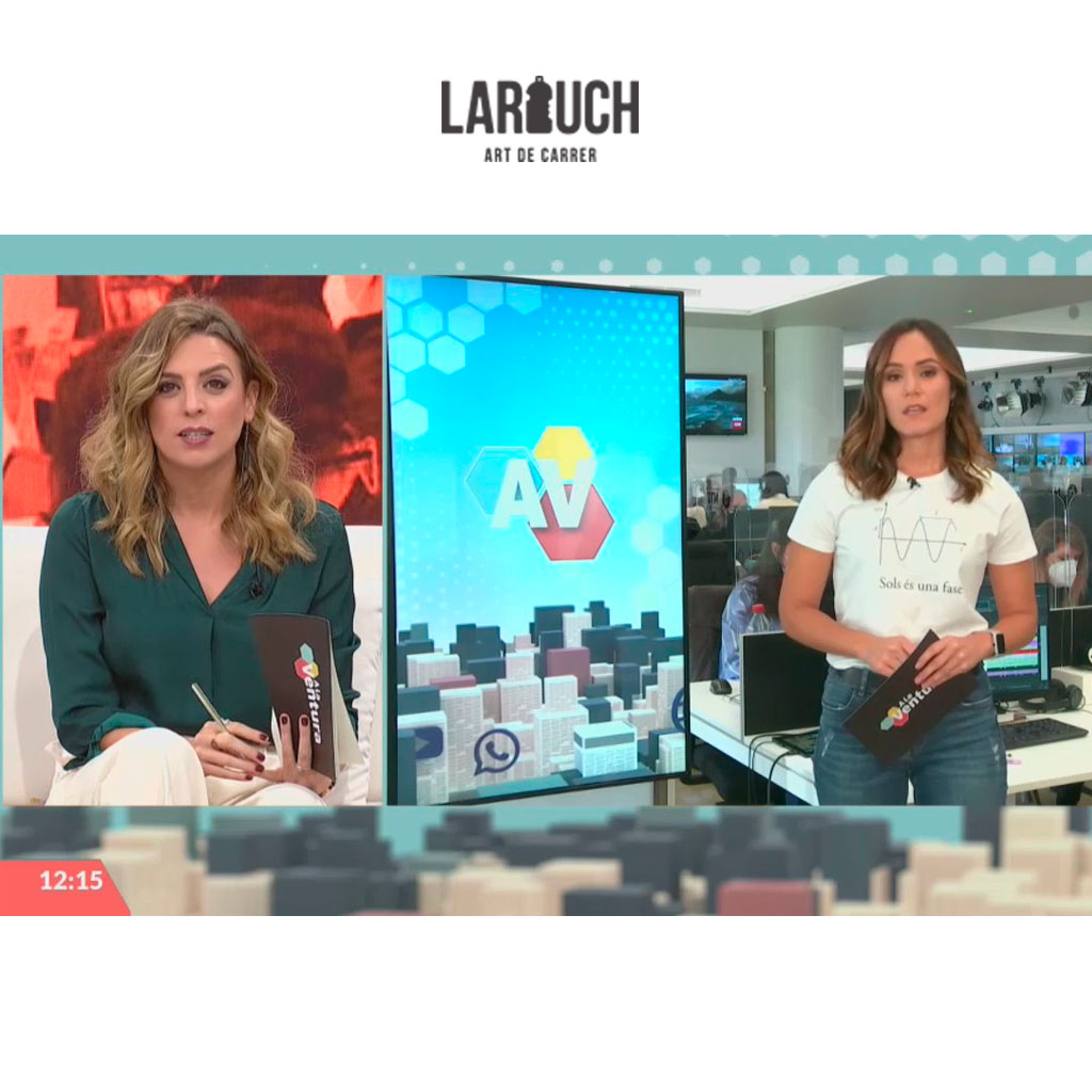Larouchart's tweet photo. A voltes vestim a les xiques valentes que eixen en la TV i no podem estar més contents del que ens transmiteixen. @apunt_media #Larouch #VistoEnTV #Apunt https://t.co/wjjH8UcE7y