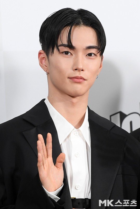 เลิศนะ ลงข่าวประท้วงความยุติธรรมไม่พอแถมรูปในข่าว ชีก็เอามาจากสำนักตัวเอง รูปซึงฮันยังหล่อเว่ออีก ขอบคุณจ้ะพี่ๆ🙏🏻

‘화환 가고 트럭왔다’...승한, 라이즈 탈퇴 후 계속되는 ‘후폭풍’ - MK스포츠 m.mksports.co.kr/view/2024/8103…