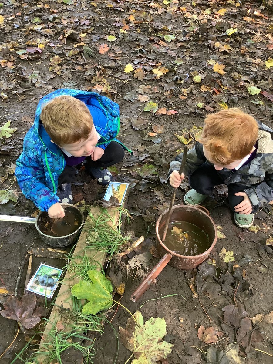 CranfordParkCE's tweet photo. #YearR had fun in #forestschool building enclosures for their zoo animals. There was even time to look at some wonders of nature - mushrooms and a wasp gall.
Today's outdoor story was Cold Paws, Warm Heart by Madeleine Floyd.
#autumnfun๐ #outdoorlearning https://t.co/svpimPWUFn