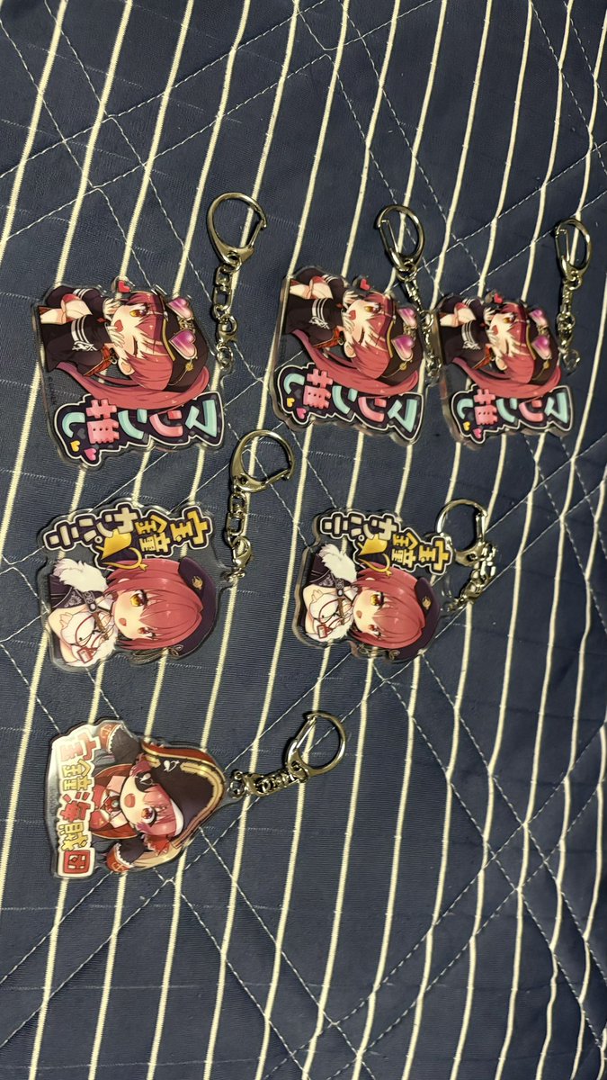miso_miso123's tweet photo. 船長のアクリルキーホルダー4種類だし6個買えば揃うやろと思ったら揃わなかったww
くまりん1番欲しかった https://t.co/kBHv4VheOB