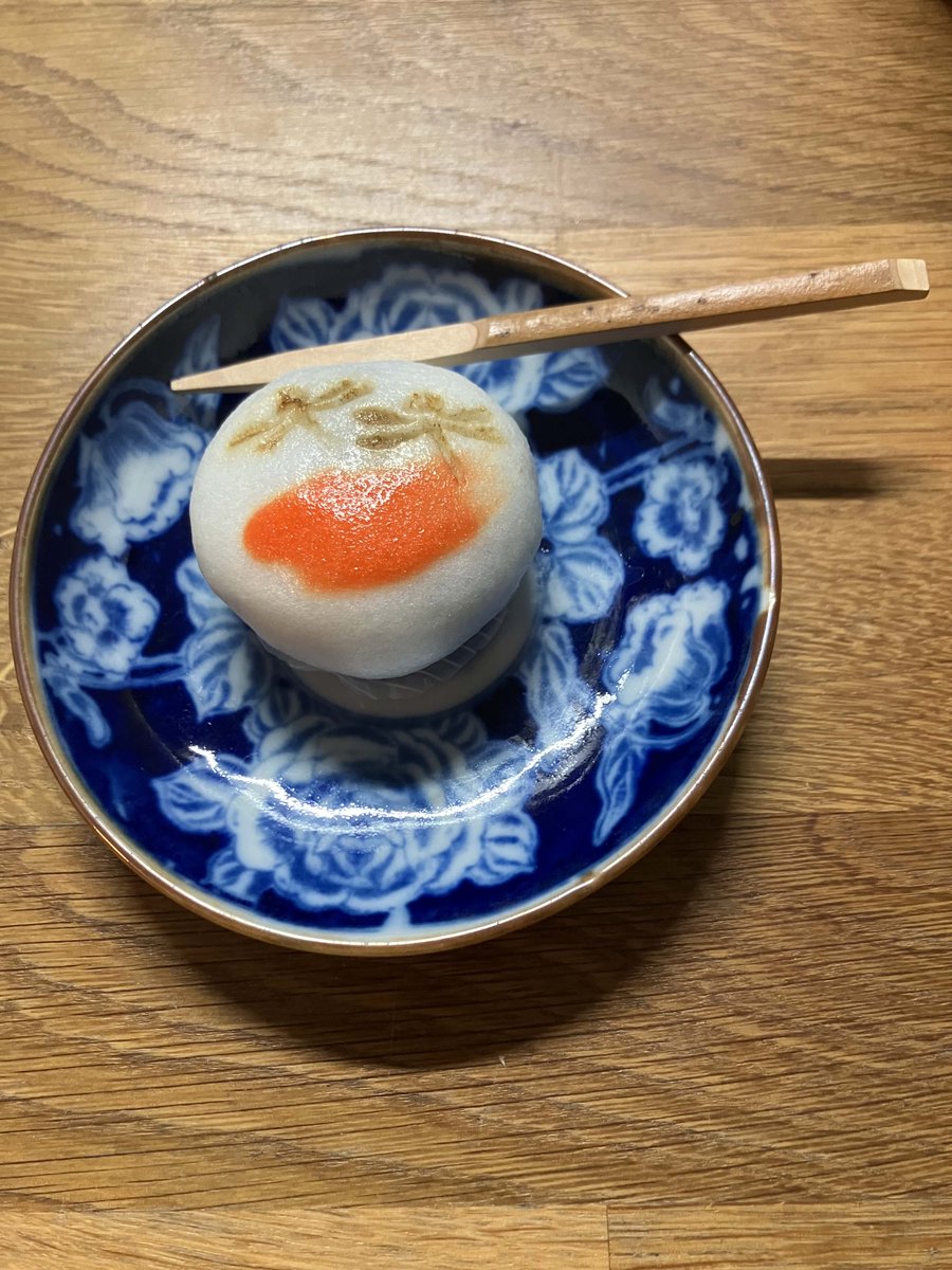 Dans un Tokyo encore tiède de l'été, toujours à la recherche de romans étranges et de mangas sortant de l'ordinaire, Atelier Akatombo avait besoin d'une collation. Quoi de mieux qu'une akatombo aux marrons du marchand local de petits gateaux... c'est la saison...