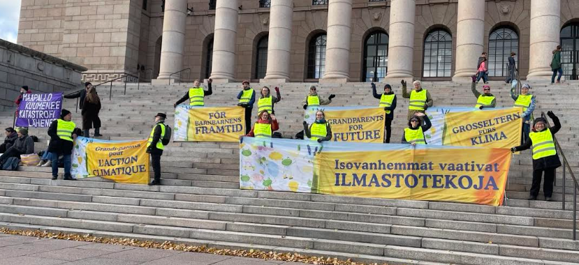 Ilmastoisovanh1's tweet photo. Tänään saimme Eduskuntatalolle lisää uusia vaareja mummojen rinnalle vaatimaan päättäjiltä pikaisia ilmastotekoja lastenlastemme vuoksi. Tervetuloa vaarit ja mummot ja kaikki tulevien sukupolvien tulevaisuudesta välittävät mukaan. Banderolleja riittää kaikille monilla kielillä. https://t.co/hQpq95Vqrh