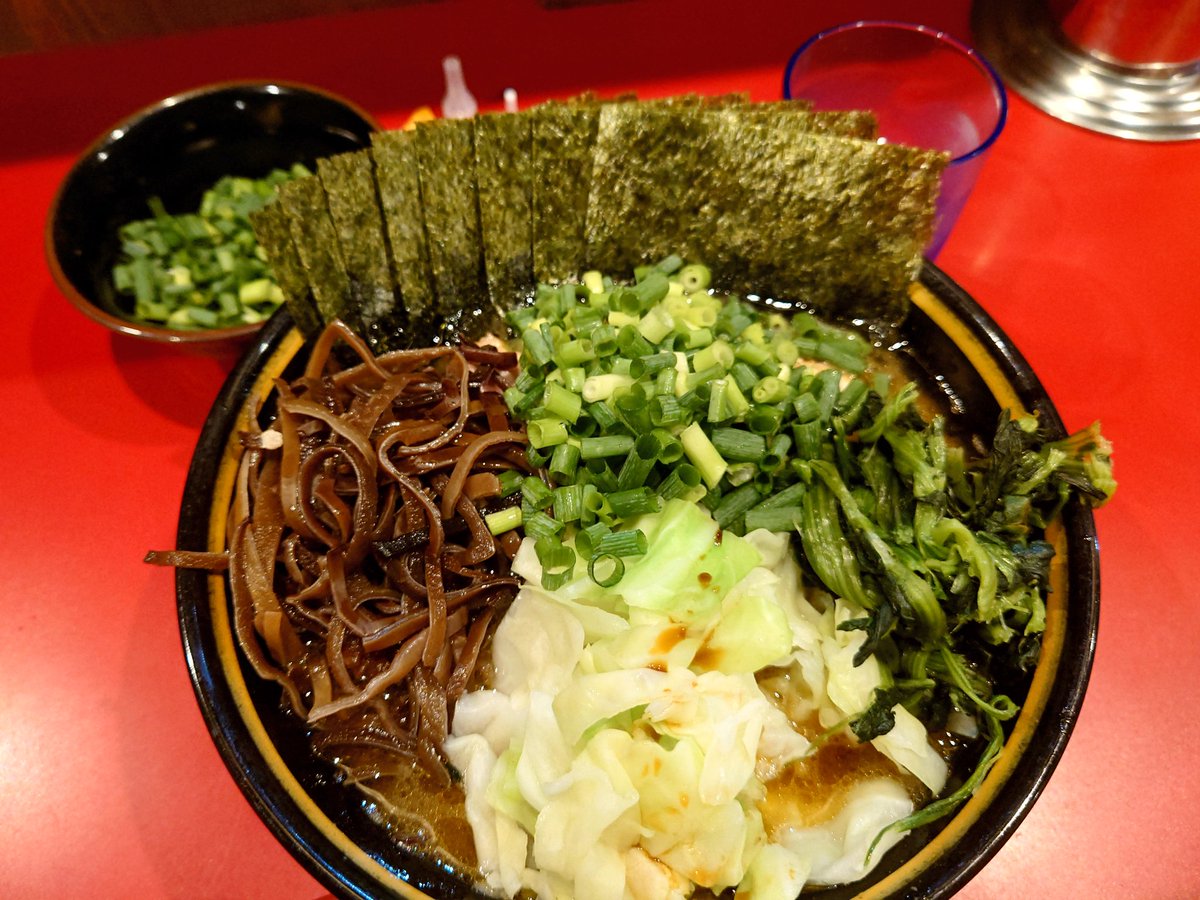 to_nyo_king's tweet photo. 肉増し、青ネギダブル、海苔＆キクラゲ、キャベツ
今日は玉子まぶしがあったのですが、お腹にあまり入らないな、と感覚でわかっていたので、豚皿を頼みませんでした。
ところが、半麺にするのを忘れたので結局腹がはち切れんばかりになってしまいましたw
老化した我が胃袋が恨めしいw
#稲葉家 https://t.co/fuu1uOGefv