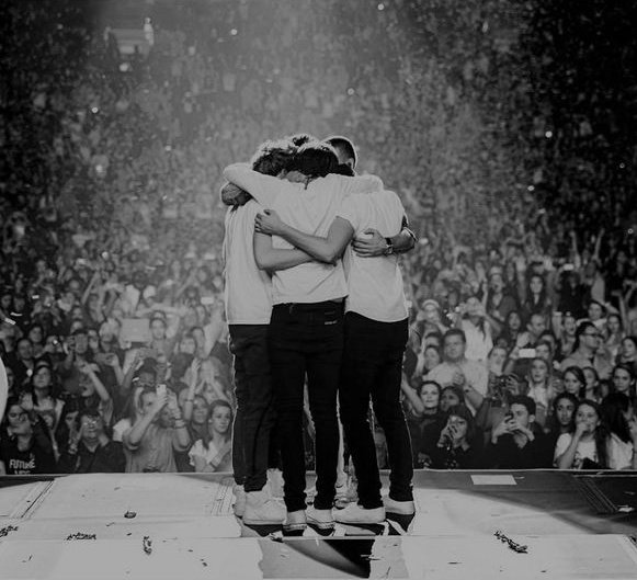 _Mufidul's tweet photo. Never thought we’d lose a member of 1D this soon, man. Always hoped for a reunion to see them together again. The news about Liam shocked me, and I still can’t believe it. Seeing everyone’s posts and stories makes it even harder to cope. Rest in peace, Payno. 💔 #Liam_Payne https://t.co/NlWA5WS2aO