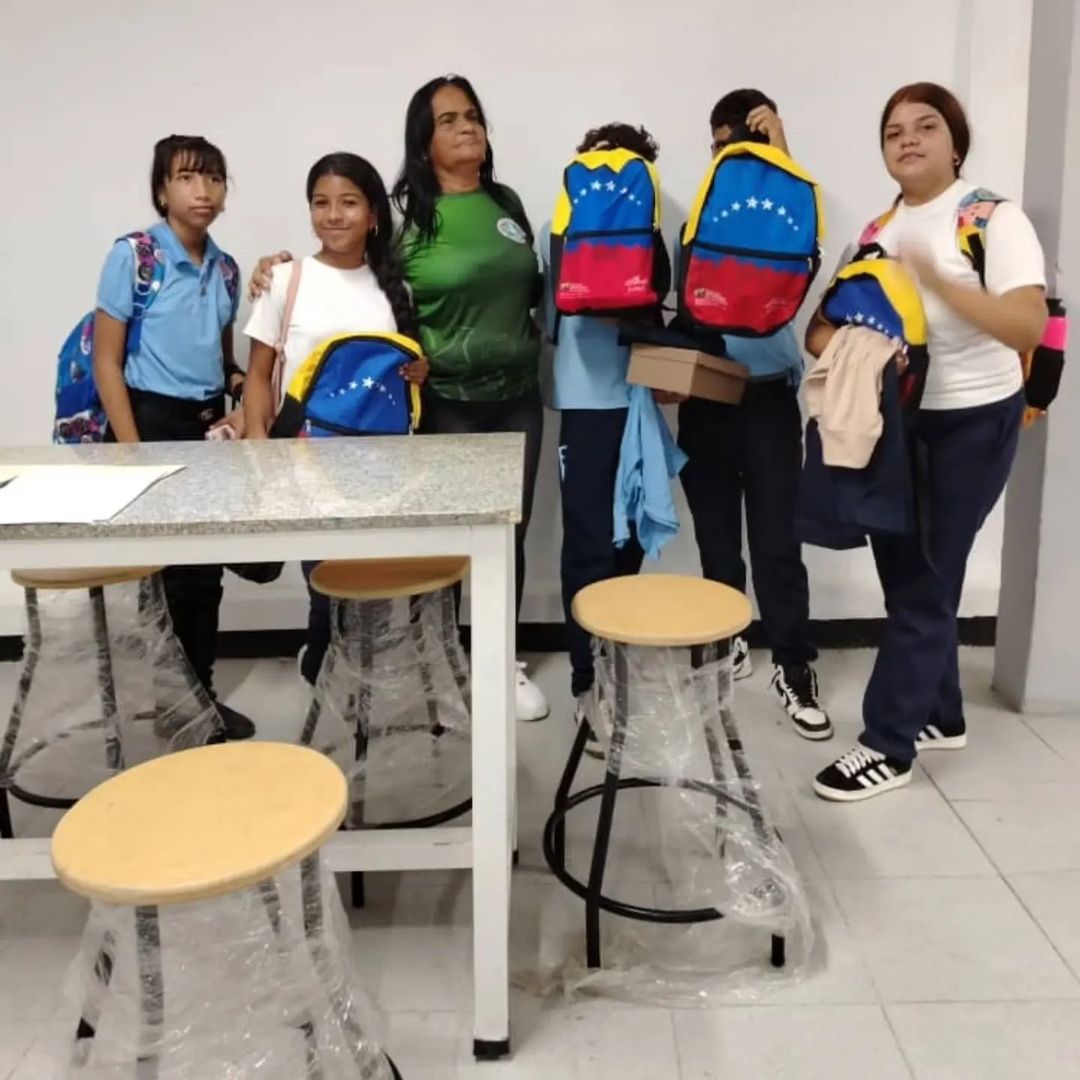 Estudiantes de la ETI Carlos Fiol reciben Bolsos y Uniformes Escolares, gracias a las políticas sociales implementadas por nuestro Pdte. <a href="/NicolasMaduro/">Nicolás Maduro</a> a través del Ministro <a href="/HectoRodriguez/">Héctor Rodríguez C.</a> del @MPPEDUCACION 👏👏👏

#18Oct