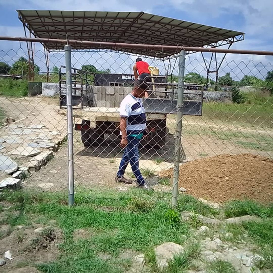 Las Bricomiles, continúan con el plan de rehabilitación y embellecimiento de las mesas y sillas en el Edo. Apure, para brindar a los estudiantes un ambiente agradable y cómodo de la EP Valeriano Moreno del municipio  San Fernando

#18Oct