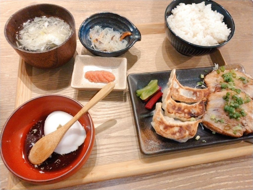 優待ランチは
・吉野家 牛カレー鍋膳！
カレーうどん専門店 千吉のカレーソースは牛肉、ご飯にベストマッチ！

・NATTY SWANKY HD 
肉汁餃子のダンダダン！
油淋鶏、餃子&amp;チャーシューランチ！

東京メトロは繰上ならず😭
楽天証券に期待！
お疲れ様でした♪
#株主優待 #牛カレー鍋膳 #餃子