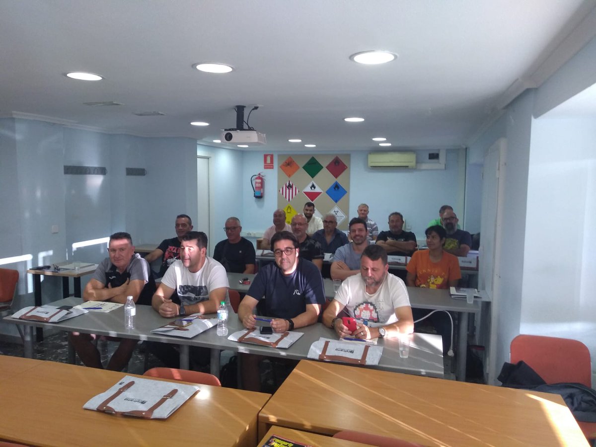 Fetrama_alc's tweet photo. 🚛 La formación no para en #Fetrama 🚛
Seguimos impartiendo el #CursoCAP a nuestros alumnos, dotándolos de las habilidades necesarias para seguir creciendo como profesionales en el sector del transporte. 💼🎓 ¡Seguimos apostando por una formación continua y de calidad!
#CAP https://t.co/PNIhaGuKuj