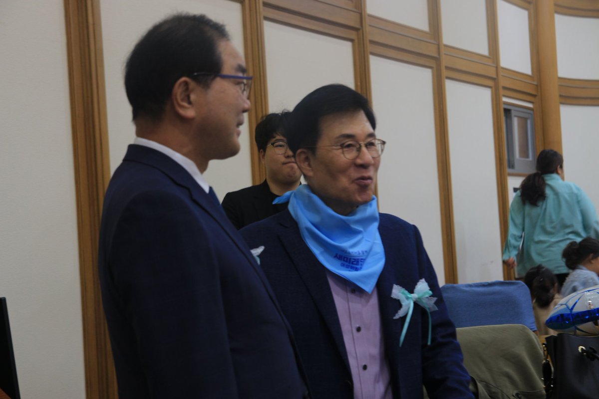 dalnimmeerkat's tweet image. 갤러리에 신경민 의원님 한장 더있었..뒤늦게 폭주중.ㅋㅋ